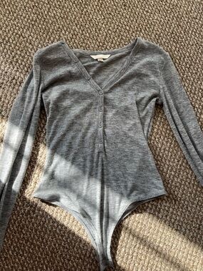 H&M Gray Ribbed Long-Sleeve V-Neck Bodysuit